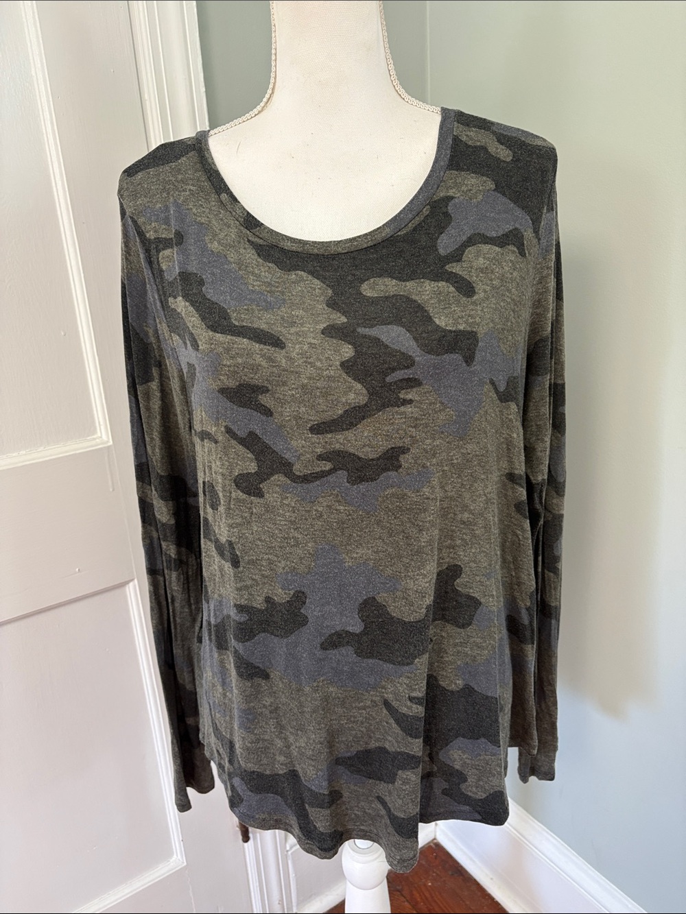 Aero Camo Long Sleeve Scoop Neck Top - Olive & Charcoal Size XL Perfect Crew